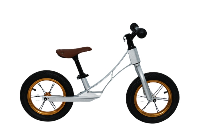 Der Hersteller von Kids Bike führt vor, wie man Fahrradbremskabel installiert
